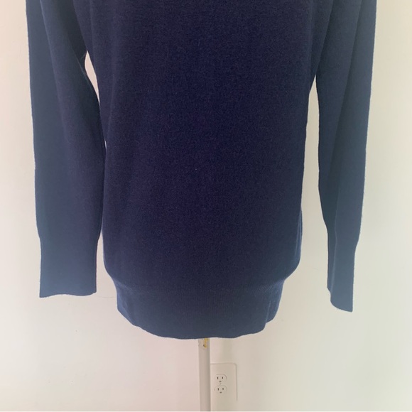 EUC Neiman Marcus Purple Cashmere V-neck Ribbed Trim Cozy Sweater Size M - Picture 10 of 11